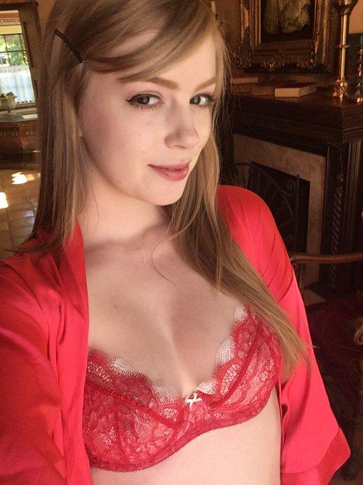 Alice Young Female,5'3 or under(160cm),Tall,Blonde,Green