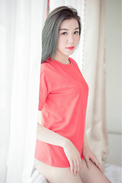 Alice Young Female,5'3 or under(160cm),Tall,Blonde,Green