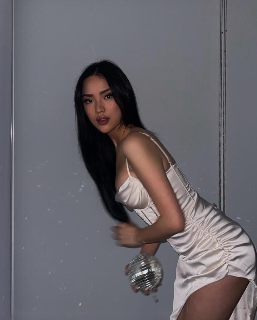 Elsa 21 5'3 or under(160cm),Tall,Spanish,Brown,Men